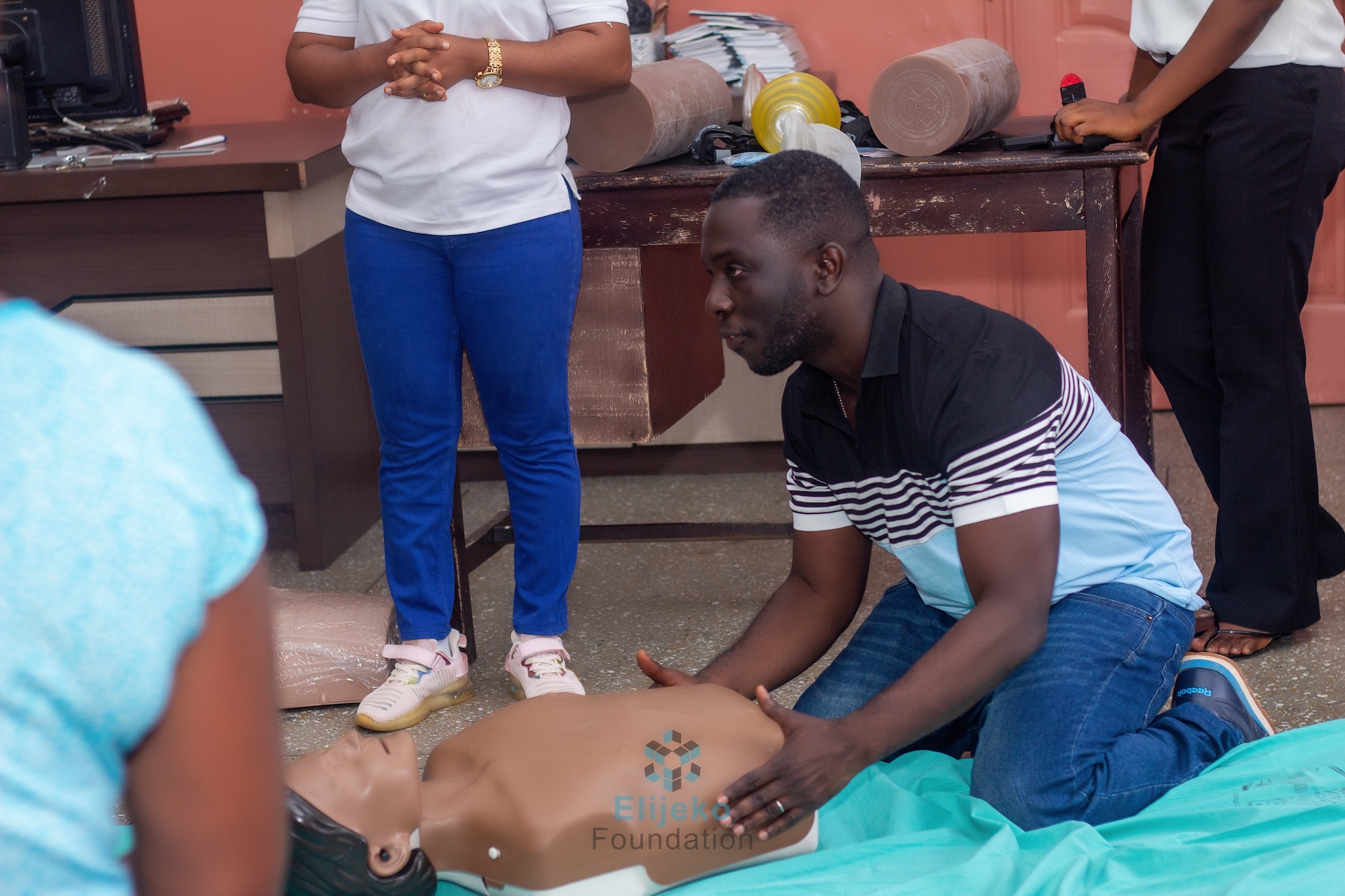 Andrews Nyantakyi demonstrates CPR on a mannequin at a training session